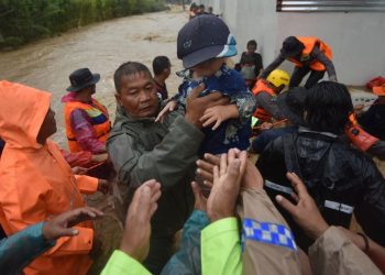 Warga Terperangkap Banjir Bandang di Padang, Tim Evakuasi BPBD Diterjunkan