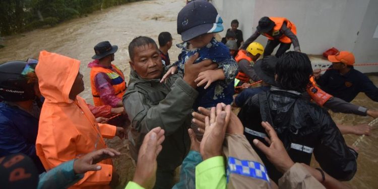 Warga Terperangkap Banjir Bandang di Padang, Tim Evakuasi BPBD Diterjunkan