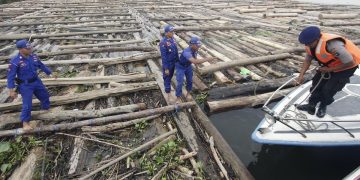 TNI AL Amankan 2 Kapal yang Menyembunyikan 8 Ribu Kayu Ilegal di Pulau Buru