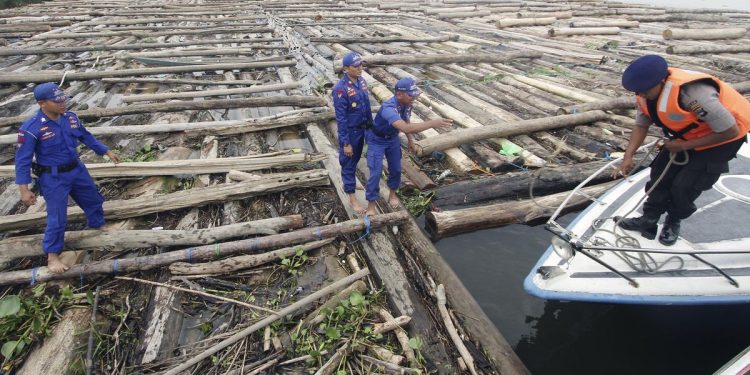 TNI AL Amankan 2 Kapal yang Menyembunyikan 8 Ribu Kayu Ilegal di Pulau Buru