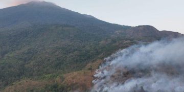 Karhutla Gunung Ciremai Pemkab Koordinasi Pemprov Lakukan Water Bombing