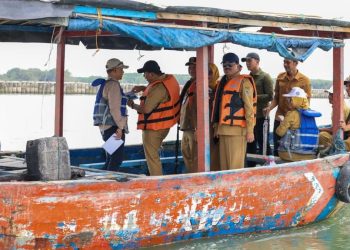 Taj Yasin Tinjau Pembangunan Tanggul Pantai di Demak untuk Memulihkan Tambak