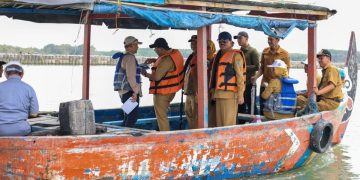 Taj Yasin Tinjau Pembangunan Tanggul Pantai di Demak untuk Memulihkan Tambak