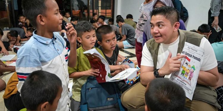 Momen Sidak Sekolah Rakyat di Cikarang oleh Seskab Teddy
