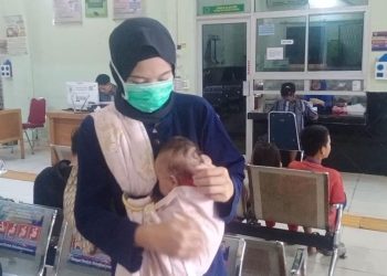 Tangis Haru Bayi Aisya Cari Udara Segar di Tengah Asap Pekat Palembang