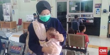 Tangis Haru Bayi Aisya Cari Udara Segar di Tengah Asap Pekat Palembang