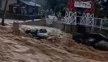Detik-detik Banjir Bandang di Padang Menggenangi Rumah Warga