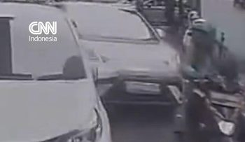 Detik-detik Ojol Tertabrak Mobil hingga Kaki Patah