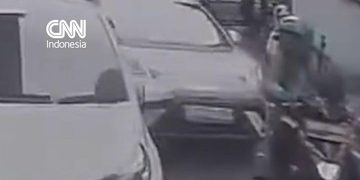 Detik-detik Ojol Tertabrak Mobil hingga Kaki Patah